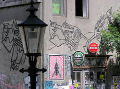Graffitie am Eingang des Gebäudes Hafenklang - Hamburger Baudenkmale, Abriss von historischer Bausubstanz.