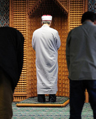 Imam vor der Gebetsnische, Qibla Wand;
