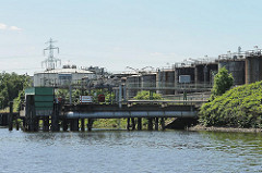 Öltanks im Harburger Tankhafen - Seehafen an der Süderelbe.