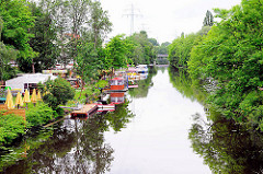 Blick auf den Ernst August Kanal in Hamburg Wilhelmsburg - Gartencafe / Biergarten am Kanalufer. Bäume am Kanalrand - Bilder aus HH-Wilhelmsburg.