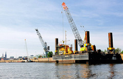 Kaiarbeiten am Versmannkai im Hamburger Baakenhafen - Bilder aus dem Stadtteil Hafencity.