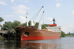 Frachtschiff mit bordeigenen Kränen am Anleger bei der Mündung des Reiherstiegs in die Süderelbe