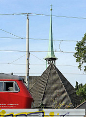 Triebwagen des Vorortszuges - Haltestelle Hamburg Tonndorf - Glockenturm der ev. Kirche Tonndorf.