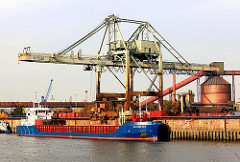 Das Frachtschiff ROCHEFORT liegt am Amsterdamer Kai im Dradenauhafen in Hamburg Waltershof. Der 82m lange und 12m breite Frachter ist mit Altmetall beladen.
