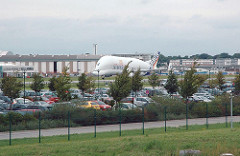 Startbahn / Landebahn Beluga Airbus Transportflugzeug Landung.