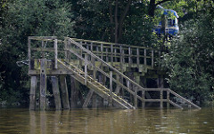 Holztreppe im Wasser - Wassertreppe im Hambuger Moldauhafen - Hafenbecken im Hafen Hamburgs.