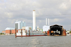 Blick über die Billwerder Bucht und dem Holzhafen Richtung Kraftwerk Tiefstack - im Vordergrund eine Werft in Hamburg Moorfleet und das Wohnschiff PRAHA.