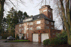Altes Rathaus von Wohldorf Ohlstedt. Backsteinarchitektur von 1929