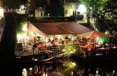Nachtaufnahmen von Hamburg - Restaurantterrasse am Wasser / Ufer der Alster.