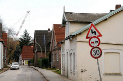 Strassendorf Moorburg Einzelhäuser am Moorburger Elbdeich - Verkehrsschild kurvige STrasse.