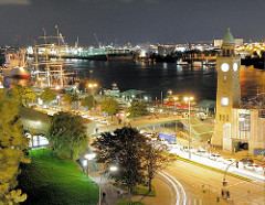 Nachtaufnhame von den St. Pauli Landungsbrücken - Bilder aus der Hansestadt Hamburg.