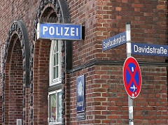 Schilder Polizei, Spielbudenplatz, Davidstrasse - Bilder aus dem Hamburger Stadtteil St. Pauli.