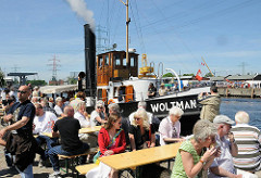 Hafenfest im Harburger Hafen - historischer Schlepper am Kai des Lotsekanals.