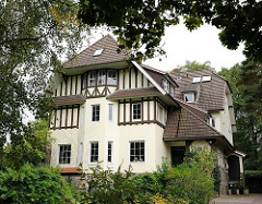 Villa im Heimatstil des Späthistorismus zwischen Bäumen im Eißendorfer Pferdeweg / Hamburg Heimfeld.