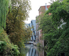 Harburger Kaufhauskanal  - historische Bebauung - moderne Bürohäuser.