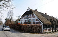 Historische Architektur in Hamburg Neuengamme - Hufnerhaus; Fachwerk mit Reet gedecktes Haus.