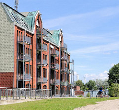 Altes Speichergebäude im ehem. Hafengebiet von Hamburg Rothenburgsort - durch die neu errichtete Sturmflutschutzanlage sind das Paterre des Industriegebäudes verdeckt.