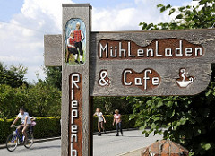 Mühlenladen und Cafe - handgeschnitzes Hinweisschild Rriepenburger Muehle