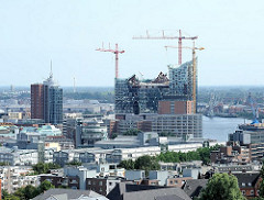 Dächer des Hamburger Stadtteils Neustadt - Büroturm am Kehrwieder und Baustelle der Elbphilharmonie im Stadtteil Hafencity.