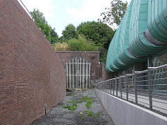 Verschlossener Eingang zum Schellfischtunnel der Altonaer Hafenbahn - stillgelegt in den 1990er Jahren.