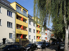 Moderne mehrstöckige Wohngebäude an der Wieckstrasse von Stellingen - gelbe Hausfassade.