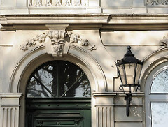 Fassadenverzierung und schmiedeeiserne Laterne am Eingang - Wohnhaus an der Palmaille in HH-Altona.