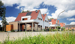 Neubaugebiet am Immenhorstweg in Hamburg Bergstedt - Einzelhäuser mit Carport - Solaranlage auf dem Dach.