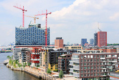 Moderne Bauten  am Grasbrookhafen - Baukräne an der Baustelle der Hamburger Elbphilharmonie.