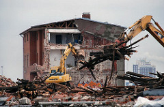 Abriss eines Hafengebäudes / Verwaltungsgebäude am Versmannkai, Baakenhafen. (2008)