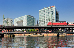 Oberhafenbrücke über den Oberhafenkanal in der Hamburger Hafencity - moderne Bürogebäude auf der Ericusspitze - Spiegel Verlagsgebäude in Hamburg.