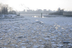 Eis auf der Elbe - Blick über die Einfahrt zum Oberhafenkanal Richtung Veddel auf der anderen Seite der Norderelbe.