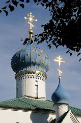Zwiebelturm der Russisch orthodoxen Prokopkirche - goldenes Sternendekor, russisch orthodoxe Kreuze auf der Turmspitze.