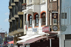 Historische und moderne Gebäude an der Grossen Elbstrasse in der Altonaer Altstadt.