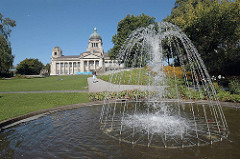 Hamburger Gerichte am Sievekingplatz Gebäude des Oberlandesgericht - Springbrunnen in der Gartenanlage vor dem Gerichtsgebäude.