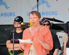 Die Stadtentwicklungssenatorin Anja Hajduk hält anlässlich der Öffnung des Zollzauns am Wilhelmsburger Spreehafen eine Rede (2010)