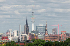 Blick von Hamburg Wilhelmsburg über die Norderelbe zur Hamburger Hafencity - Innenstadt.