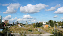 Blick auf das Gelände des ehemaligen Harburger Güterbahnhofs - links der Schellerdamm und im Hintergrund der Veritaskai; Blauer Himmel mit weissen Wolken (2005)