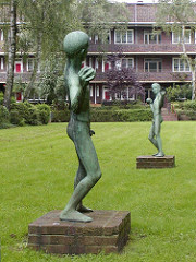 Ballspielende Kinder Bronzeskulptur Wiese Dulsberg Siedlung Francksche Laubengänge.