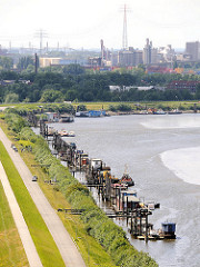 Luftaufnahme vom Klütjenfelder Hauptdeich  - Wohnboote und Arbeitsschiffe am Berliner Ufer des Hamburger Spreehafens - im Hintergrund Industrieanlagen im Hafen Hamburgs.