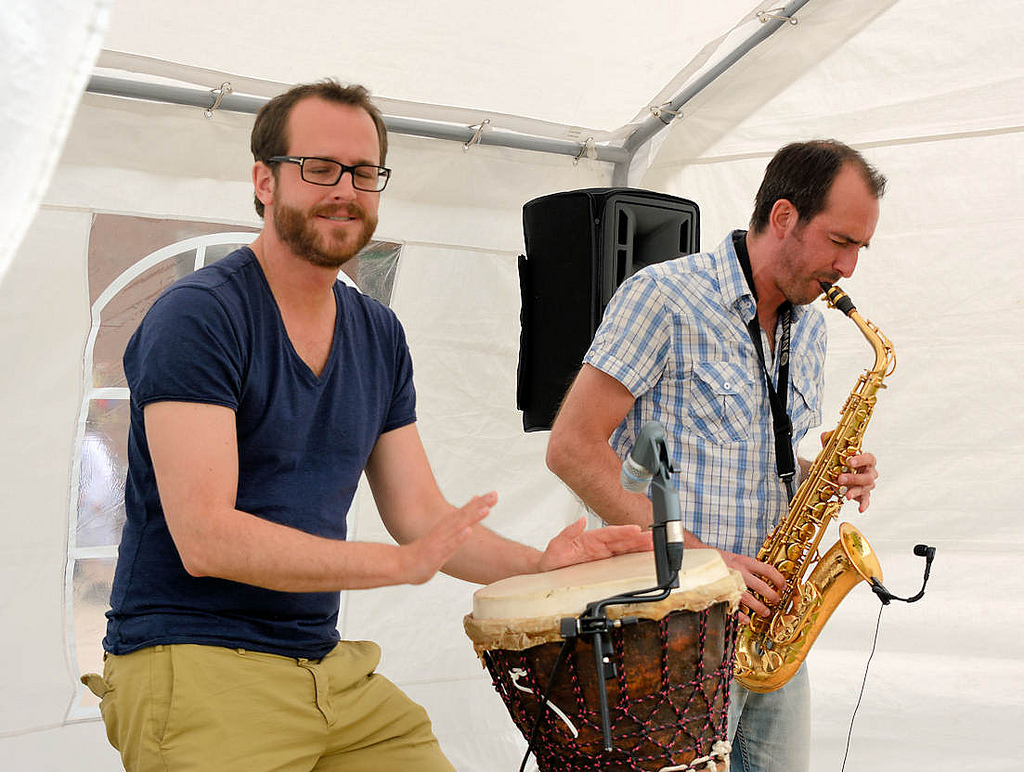 Bildarchiv Hamburg Com Foto Musiker Mit Trommel Und Saxophon Spielen Unter Einem Zeldach Auf Dem Bauernmarkt Vom Biogut Wulksfelde
