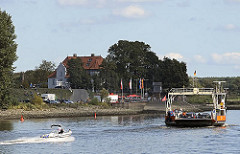 Autofähre / Personenfähre über die Elbe Richtung Zollenspieker Fährhaus - Motorboot auf der Elbe.