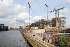 Baustelle in der Hamburger Hafencity - Baukräne und Rohbauten am Kaiserkai - lks. der Sandtorhafen. (2007)