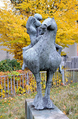 Bronzeskulptur Junge auf Pferd steigen - Künstler Bildhauer Karl Heinz Engelin / Luruper Spreestrasse.