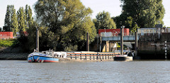 Das Binnenschiff PALOMA verlässt die Reiherstiegschleuse und fährt in den Reiherstieg in Hamburg Wilhelmsburg ein.