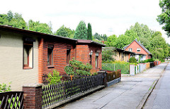Einfache Wohnarchitektur - Behelfsheime; kleiner Vorgarten mit Jägerzaun - Architkurfotos aus Hamburg - Bilder aus dem Stadtteil NEULAND.