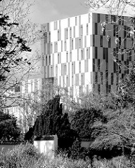 Blick vom Apothekergarten in Planten un Blomen zum Dorint Hotel in Hamburg Rotherbaum; Architekten Bothe, Richter, Teherani.