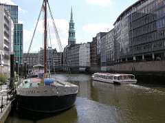 Hamburger Nikolaifleet Theaterschiff, Fahrgastschiff der Fleetfahrt Bürohäuser Katharinenkirche, Reimersbrücke über das Fleet..
