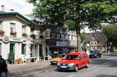 Alte und neue Häuser in der Heimfelder Strasse - Bezirk Hamburg Harburg.