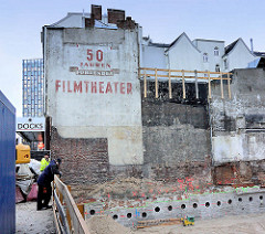 Baustelle am Spielbudenplatz in Hamburg St. Pauli - Alte Hausfassade Aufschrift 50 Jahre führendes Filmtheater.
