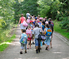 Ausflug einer Schulklasse in den Harburger Stadtpark - Naherholung in Hamburg - Bilder aus dem Stadtteil Wilstorf.